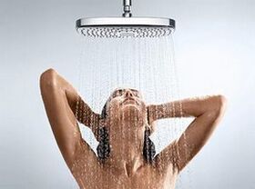 Coa axuda da ducha, pódese realizar unha masaxe que aumenta o busto